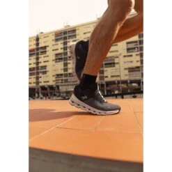 On Running On Cloudrunner Hardloopschoenen - Eclipse & Frost -On Running Winkel on cloudrunner shoes eclipse frost 2 1242070