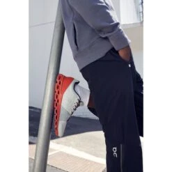 On Running On Track Pants - Dark & Black -On Running Winkel on crew neck sweatshirt dark 8 949879