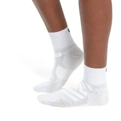 On Running On Performance Mid Dames Hardloopsokken - White & Ivory -On Running Winkel on performance mid sock women white ivory 1 1435282