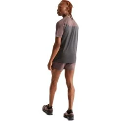On Running On Performance-T Hardloopshirt - Grape & Zwart 11 On Running On Performance-T Hardloopshirt - Grape & Zwart -On Running Winkel on performance t running shirt grape black 3 1568898