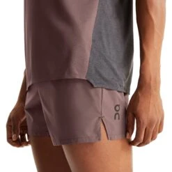 On Running On Performance-T Hardloopshirt - Grape & Zwart 14 On Running On Performance-T Hardloopshirt - Grape & Zwart -On Running Winkel on performance t running shirt grape black 6 1568895