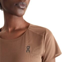 On Running On Performance-T Dames Hardloopshirt - Cocoa & Zwart 12 On Running On Performance-T Dames Hardloopshirt - Cocoa & Zwart -On Running Winkel on performance t women running shirt cocoa black 5 1568874
