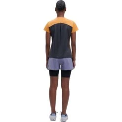 On Running On Performance-T Dames Hardloopshirt - Mango & Black 11 On Running On Performance-T Dames Hardloopshirt - Mango & Black -On Running Winkel on performance t women running shirt mango black 4 1297118