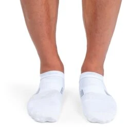 On Running On Ultralight Low Sock - White & Black -On Running Winkel on running ultralight low sock white black 3 1263789