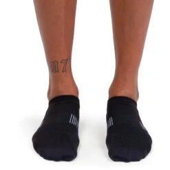On Running On Ultralight Low Sock Women - Black & White 9 On Running On Ultralight Low Sock Women - Black & White -On Running Winkel on running ultralight low sock women black white 2 1264018