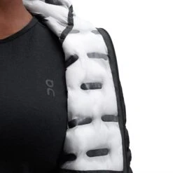 On Running On Switch Jacket Women - Black & White -On Running Winkel on switch jacket women black white 7 1300805