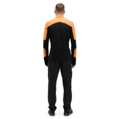 On Running On Trail Breaker Long Sleeve Running Shirt - Mango & Black -On Running Winkel on trail breaker long sleeve running shirt mango black 4 1278760