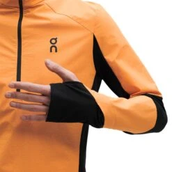 On Running On Trail Breaker Long Sleeve Running Shirt - Mango & Black -On Running Winkel on trail breaker long sleeve running shirt mango black 6 1278762