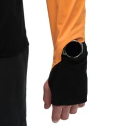 On Running On Trail Breaker Long Sleeve Running Shirt - Mango & Black -On Running Winkel on trail breaker long sleeve running shirt mango black 8 1278764