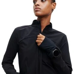 On Running On Trail Breaker Women Long Sleeve Running Shirt - Black -On Running Winkel on trail breaker women long sleeve running shirt black 6 1154357