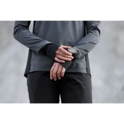 On Running On Trail Breaker Women Long Sleeve Running Shirt - Dark & Black -On Running Winkel on trail breaker women long sleeve running shirt dark black 10 949090 1