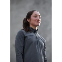 On Running On Trail Breaker Women Long Sleeve Running Shirt - Dark & Black -On Running Winkel on trail breaker women long sleeve running shirt dark black 11 949091