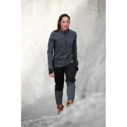 On Running On Trail Breaker Women Long Sleeve Running Shirt - Dark & Black -On Running Winkel on trail breaker women long sleeve running shirt dark black 8 949088 1