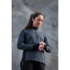 On Running On Trail Breaker Women Long Sleeve Running Shirt - Dark & Black -On Running Winkel on trail breaker women long sleeve running shirt dark black 9 949089