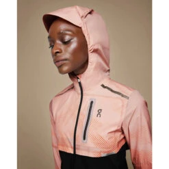 On Running On Weather Lumos Dames Hardloopjack - Woodrose & Black -On Running Winkel on weather lumos laufjacke damen woodrose 4 1558289