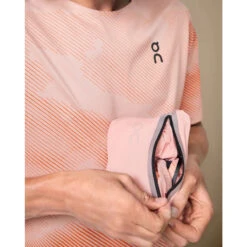 On Running On Weather Jacket Lumos Hardloopjack - Woodrose & Black -On Running Winkel on weather lumos laufjacke woodrose 1 1558295