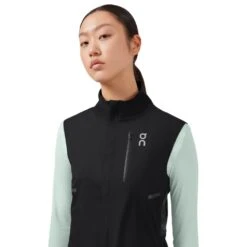 On Running On Weather Vest Women - Black 12 On Running On Weather Vest Women - Black -On Running Winkel on weather vest women black 5 949079